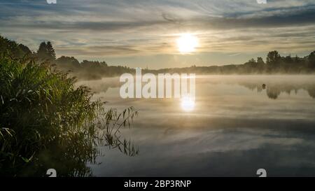 Alba di prima mattina a Forfar Loch, Angus Scozia. Foto Stock