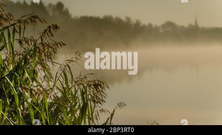 Alba di prima mattina a Forfar Loch, Angus Scozia. Foto Stock