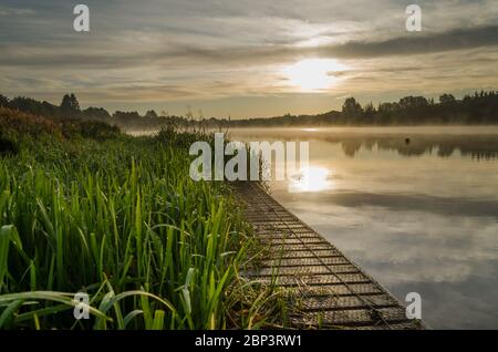 Alba di prima mattina a Forfar Loch, Angus Scozia. Foto Stock