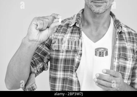 man drugs jar. unshaven man tenere contenitore della pillola della vitamina. concetto della medicina. anabolizzanti e steroidi. additivi alimentari per la salute maschile. bio vitamina complessa. trattamento della malattia. Presentazione del prodotto. Foto Stock