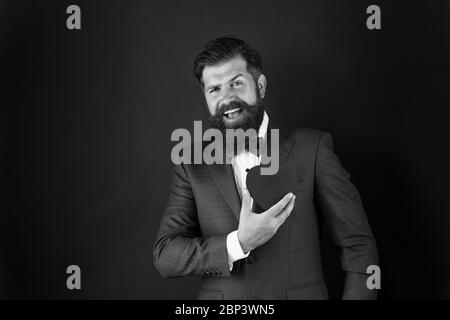 Assistenza sanitaria. Decorazione di giorno di San Valentino. Tuxedo uomo con cuore rosso. Festa di festa. Concetto di amore. Giornata mondiale del cuore. Brutale hipster barbuto in abito formale. Uomo d'affari in cravatta di prua. Attacco di cuore. Foto Stock