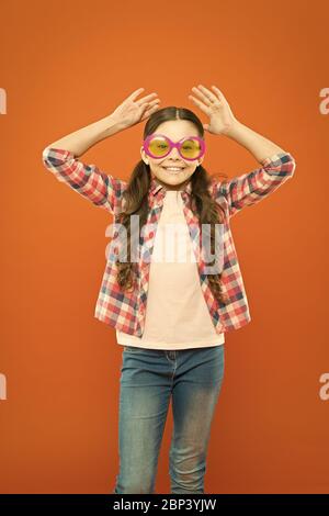 Occhiali da sole accessorio di fantasia. Ragazza ragazzo indossare occhiali. Ottica e la vista di trattamento. Effettivo esercizio occhi lo zoom. Bambino felice con buona visione. La vista e la salute dell'occhio. Migliorare la vista. Foto Stock