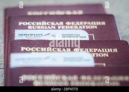 Londra, UK - 15 maggio 2020 - passaporto russo e passaporto di volo Aeroflot Foto Stock