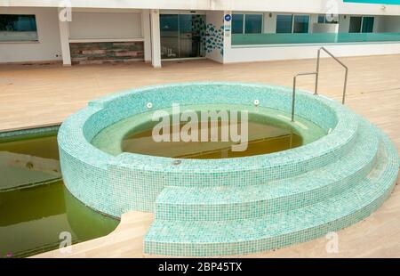 Magaluf, Isole Baleari/Spagna; MAG/15/2020: Chiusura dell'istituzione turistica a causa della crisi del Coronavirus. Piscina di acqua verde stagnante Foto Stock