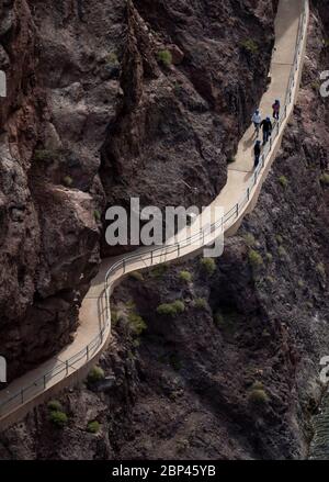 I turisti camminano lungo un sentiero presso la diga di Hoover nel Black Canyon del fiume Colorado. Foto Stock