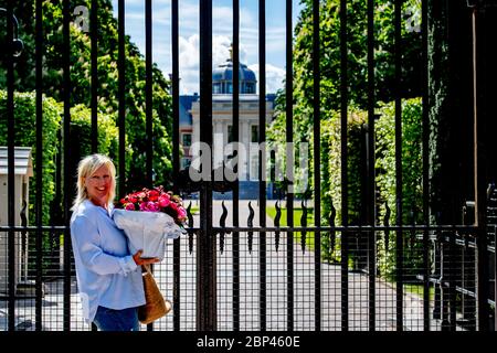 Ellen Joosten seguito da un bambino porta i fiori al Paleis Huis Ten Bosch per il 49° compleanno della regina Maxima. Foto Stock