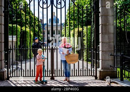 Ellen Joosten seguito da un bambino porta i fiori al Paleis Huis Ten Bosch per il 49° compleanno della regina Maxima. Foto Stock