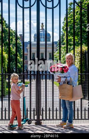 Ellen Joosten seguito da un bambino porta i fiori al Paleis Huis Ten Bosch per il 49° compleanno della regina Maxima. Foto Stock