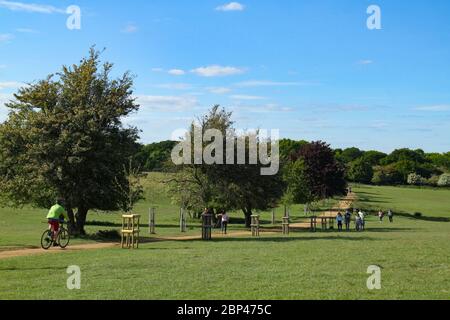 Dagnam Park, Havering, UK - 07 aprile 2020: La gente gode del caldo tempo in Dagnam Park, Havering mentre osserva la distanza sociale sulla prima innamorato dopo l'allentamento delle restrizioni di blocco del Covid 19 dell'Inghilterra. Il governo ha suggerito al pubblico di rimanere a casa attraverso il Regno Unito a causa della pandemia del Covid-19 ma per i viaggi essenziali per le basi e l'esercitazione. Foto: David Mbiyu/ Alamy Live News Foto Stock