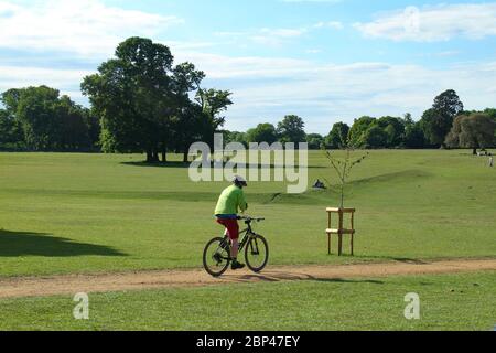 Dagnam Park, Havering, Regno Unito - 07 aprile 2020: Un ciclista attraversa il Dagnam Park, cavalcando per la prima volta dopo l'allentamento delle restrizioni di blocco del Covid 19 in Inghilterra. Il governo ha consigliato al pubblico di rimanere a casa in tutto il Regno Unito a causa della pandemia del Covid-19, ma per viaggi essenziali per le basi e l'esercizio fisico. Foto: David Mbiyu/ Alamy Live News Foto Stock