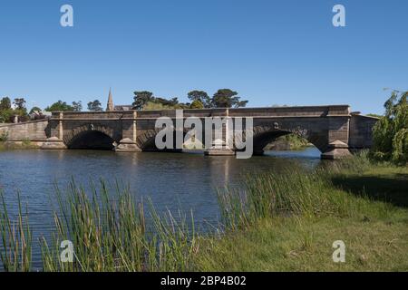 Ross ponte sul fiume Macquarie nella città di Ross, la Tasmania. Costruiti utilizzando la manodopera trusty, è il terzo più antico ponte ancora in uso in Australia. Foto Stock