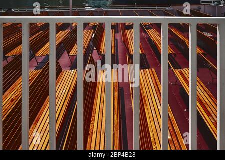 modello creato da banchi vuoti sul ponte della barca Foto Stock