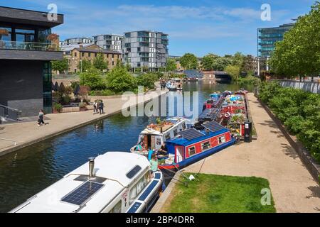 Narrwboats lungo il canale del Rent, presso la recentemente sviluppata area di King's Cross, Londra del Nord Regno Unito Foto Stock