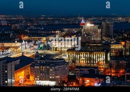 Notte Voronezh skyline del centro, vista aerea dal tetto Foto Stock