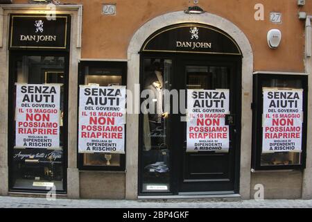 Roma, Italia, 17 maggio 2020: Manifesti di protezione dei negozianti a Roma, nell'ultimo giorno di lockdown dopo quasi 3 mesi di quarantena per causa della pandemia Covid-19. Foto Stock