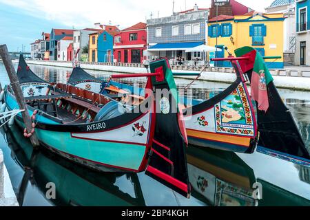 Aveiro, Portogallo - Novembre 2019: Barche tradizionali sul canale d'acqua nella città di Aveiro. Barche colorate per il piacere dei turisti Foto Stock