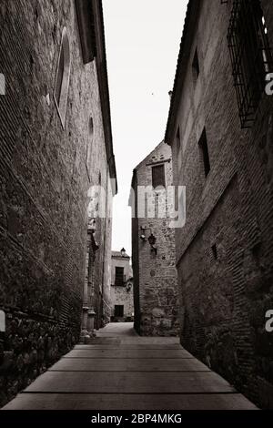Toledo alley street view con edifici storici in Spagna. Foto Stock
