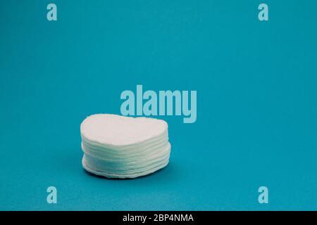 Puntali Q, tamponi in cotone, tamponi in cotone, isolati su sfondo blu brillante. Foto Stock