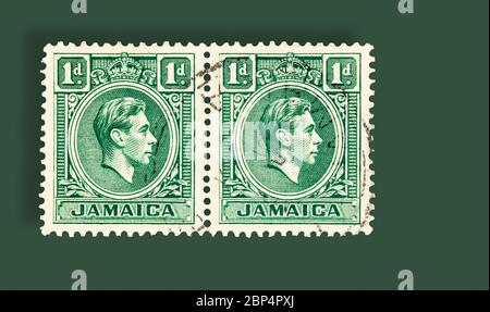 SEATTLE WASHINGTON - 16 maggio 2020: Re George VI sulla Giamaica 1 centesimo di francobollo del 1951, su sfondo verde con ombra goccia. Scott 149 Foto Stock