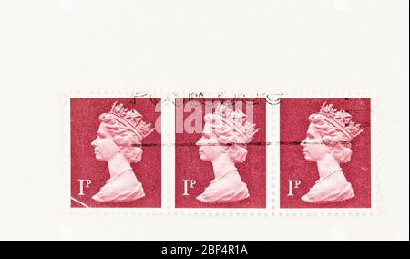 SEATTLE WASHINGTON - 16 maggio 2020: Primo piano di un penny cremisi rosso regina britannica Elizabeth II striscia di stampa Machin con spazio di copia. Foto Stock