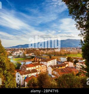 Vista di Lucca con le sue famose torri medievali e il fiume Serchio dalla terrazza panoramica del Monte San Quirico Foto Stock