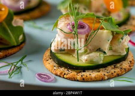 Insalata di gamberi su cracker interi di grano sul piatto di servizio della festa. Foto Stock