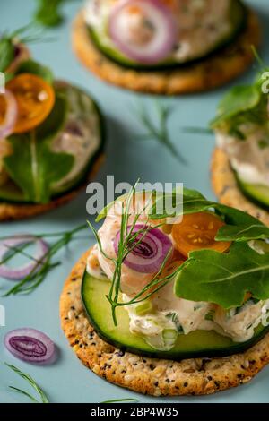 Insalata di gamberi su cracker interi di grano sul piatto di servizio della festa. Foto Stock