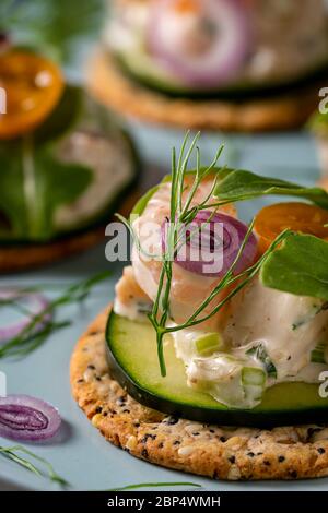 Insalata di gamberi su cracker interi di grano sul piatto di servizio della festa. Foto Stock