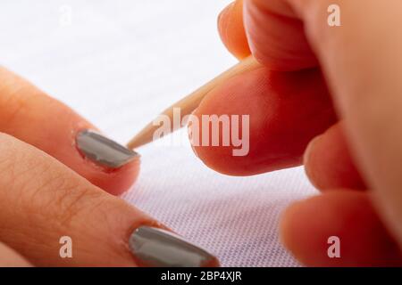 mani di manicure che lavorano con materiali e attrezzi Foto Stock