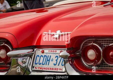 TORONTO, CANADA - 08 18 2018: Logo Thunderbird con luci di coda, paraurti cromato e decorazioni laterali di rosso Ford Thunderbird 1960 convertibile Foto Stock