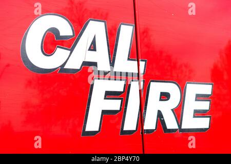 Cartello ANTINCENDIO CAL sul camion motore del Dipartimento di foreste e protezione antincendio della California - San Jose, California, USA - 2020 Foto Stock