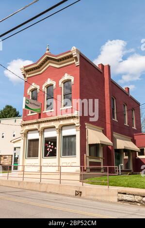 La filiale della Northwest Bank si trova in Buckingham Street, in un edificio che risale al 1900, Tidioute, Pennsylvania, USA Foto Stock