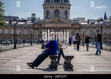 Parigi, Francia. 17 maggio 2020. Le persone si divertano a Parigi, Francia, il 17 maggio 2020. Con 483 morti aggiuntive correlate al coronavirus registrate domenica, la Francia ha visto il suo numero complessivo di decessi per epidemia salire a 28,108, ha detto il Ministero della Salute. La Francia ha cautamente alleviato i due mesi di blocco di lunedì per rilanciare la sua economia martoriata. Credit: Aurelien Morissard/Xinhua/Alamy Live News Foto Stock