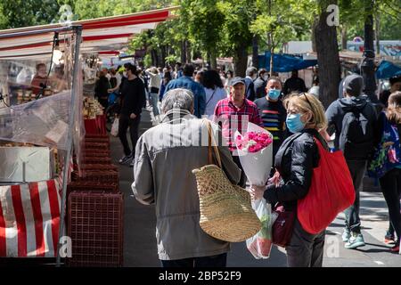 Parigi, Francia. 17 maggio 2020. La gente fa shopping al mercato di Place de la Bastille a Parigi, Francia, il 17 maggio 2020. Con 483 morti aggiuntive correlate al coronavirus registrate domenica, la Francia ha visto il suo numero complessivo di decessi per epidemia salire a 28,108, ha detto il Ministero della Salute. La Francia ha cautamente alleviato i due mesi di blocco di lunedì per rilanciare la sua economia martoriata. Credit: Aurelien Morissard/Xinhua/Alamy Live News Foto Stock