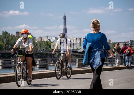 Parigi, Francia. 17 maggio 2020. La gente cavalcare le biciclette lungo la Senna a Parigi, Francia, il 17 maggio 2020. Con 483 morti aggiuntive correlate al coronavirus registrate domenica, la Francia ha visto il suo numero complessivo di decessi per epidemia salire a 28,108, ha detto il Ministero della Salute. La Francia ha cautamente alleviato i due mesi di blocco di lunedì per rilanciare la sua economia martoriata. Credit: Aurelien Morissard/Xinhua/Alamy Live News Foto Stock