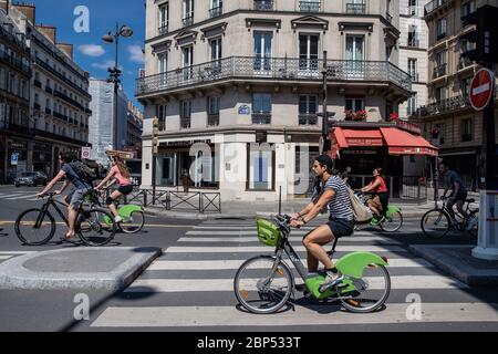 Parigi, Francia. 17 maggio 2020. La gente cavalcare le biciclette su una strada a Parigi, Francia, il 17 maggio 2020. Con 483 morti aggiuntive correlate al coronavirus registrate domenica, la Francia ha visto il suo numero complessivo di decessi per epidemia salire a 28,108, ha detto il Ministero della Salute. La Francia ha cautamente alleviato i due mesi di blocco di lunedì per rilanciare la sua economia martoriata. Credit: Aurelien Morissard/Xinhua/Alamy Live News Foto Stock