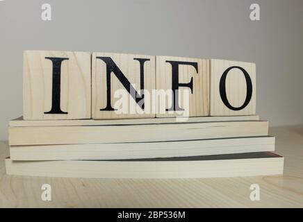 Scrive le parole info, successo, lavoro sui cubi sul tavolo di legno. Foto Stock