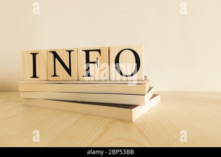 Scrive le parole info, successo, lavoro sui cubi sul tavolo di legno. Foto Stock