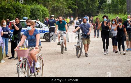 Giornata mondiale della bicicletta: Poliziotti italiani Guarda le persone che si riuniscono nel Parco di Villa Ada a Roma, la maggior parte di loro indossando maschere viso in legge di allontanamento sociale sollevata Foto Stock