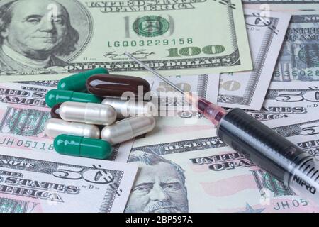 Varites dollari soldi, la banconota degli Stati Uniti, le droghe colorate e il sangue in siringa sulle banconote si sparse doppio. Foto Stock