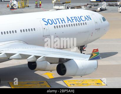 Vista ravvicinata della South African Airways Airbus A340 ZS-SXG all'aeroporto o R Tambo di Johannesburg. Ala e alettone della A340-300. Compagnia aerea del Sudafrica. Foto Stock