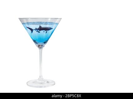 Sharktini: Profilo dello squalo balena (Rhincodon typus) nuoto con i martini neri (Caranx lugubris) in un bicchiere martini su sfondo bianco, Oceano Pacifico Foto Stock