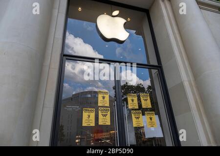 Barcellona, Spagna. 17 maggio 2020. I poster critici del sistema extractivist sono visti agganciati alla porta del negozio Apple a Passeig de Gràcia. Il gruppo ambientale noto come la ribellione estinzione Barcellona ha eseguito un'azione con i poster attaccati alla porta del negozio di bandiera di Apple Inc. Durante il Covid-19. Credit: SOPA Images Limited/Alamy Live News Foto Stock