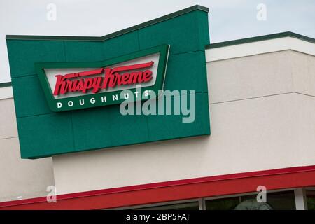 Un cartello con il logo all'esterno di un ristorante Krispy Kreme Donuts a Charlottesville, Virginia, il 13 maggio 2020. Foto Stock