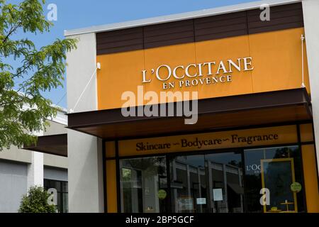 Un cartello con il logo all'esterno di un negozio l'Occitane en Provence a Charlottesville, Virginia, il 13 maggio 2020. Foto Stock