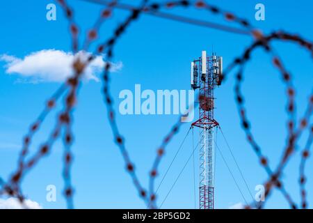 Concetto di divieto delle telecomunicazioni. Le comunicazioni cellulari sono intrecciate con fili spessi Foto Stock