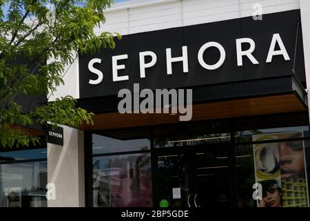 Un cartello con il logo all'esterno di un punto vendita al dettaglio Sephora a Charlottesville, Virginia, il 13 maggio 2020. Foto Stock