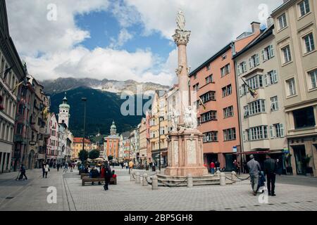 Innsbruck, Austria - 20 settembre 2015: Maria-Theresien-Strasse (Via Maria Teresa) con l'Annasaule (Via S. La colonna di Anna), una delle più trafficate st Foto Stock