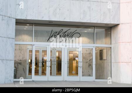 Un cartello con il logo all'esterno di un negozio Lord & Taylor a Sterling, Virginia, il 13 maggio 2020. Foto Stock