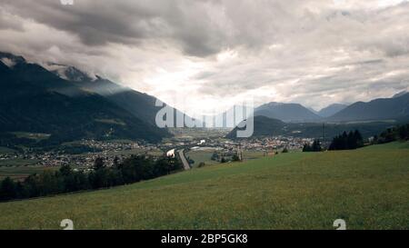 Vista sulla valle Inntal in una giornata torbida e cupa dalla periferia di Seefelt, Austria Foto Stock